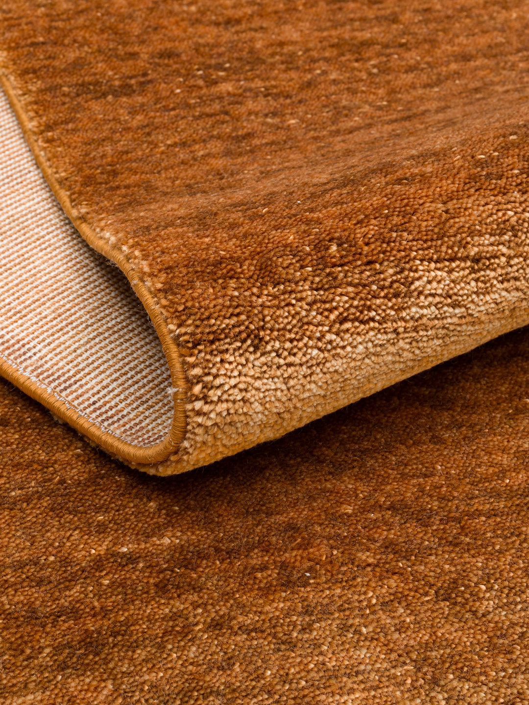 Victoria %100 TENCEL™ Lyocell El Emeği ile Üretilen Halı WARM TERRA kıvrım detayı